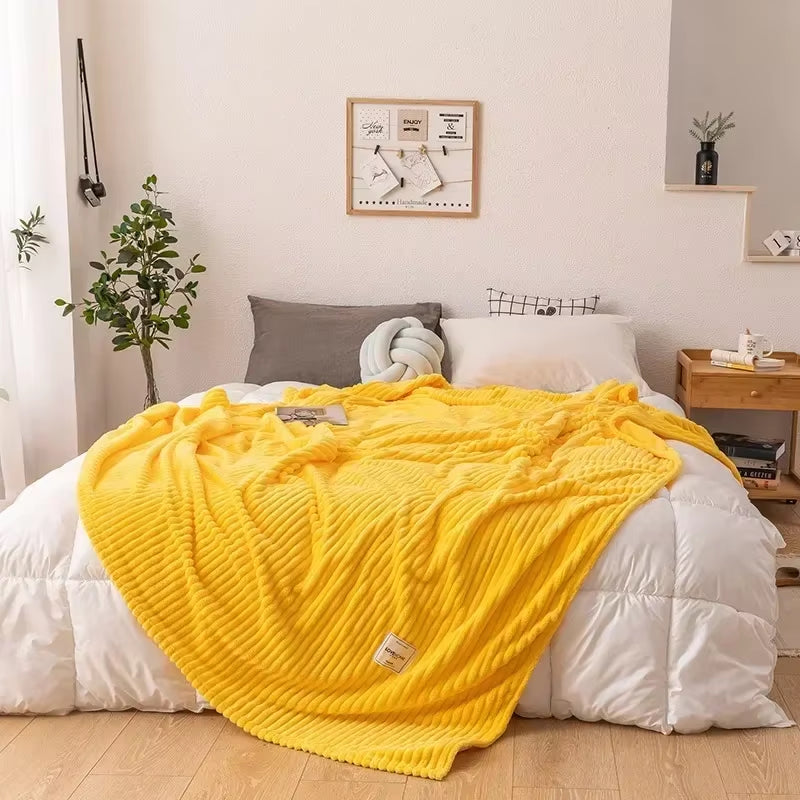 Bed Blankets Solid Yellow-Green Soft and Soft Flannel Blankets on the Bed Thick Blankets And