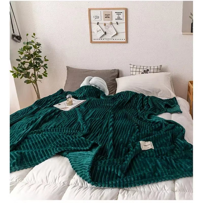 Bed Blankets Solid Yellow-Green Soft and Soft Flannel Blankets on the Bed Thick Blankets And